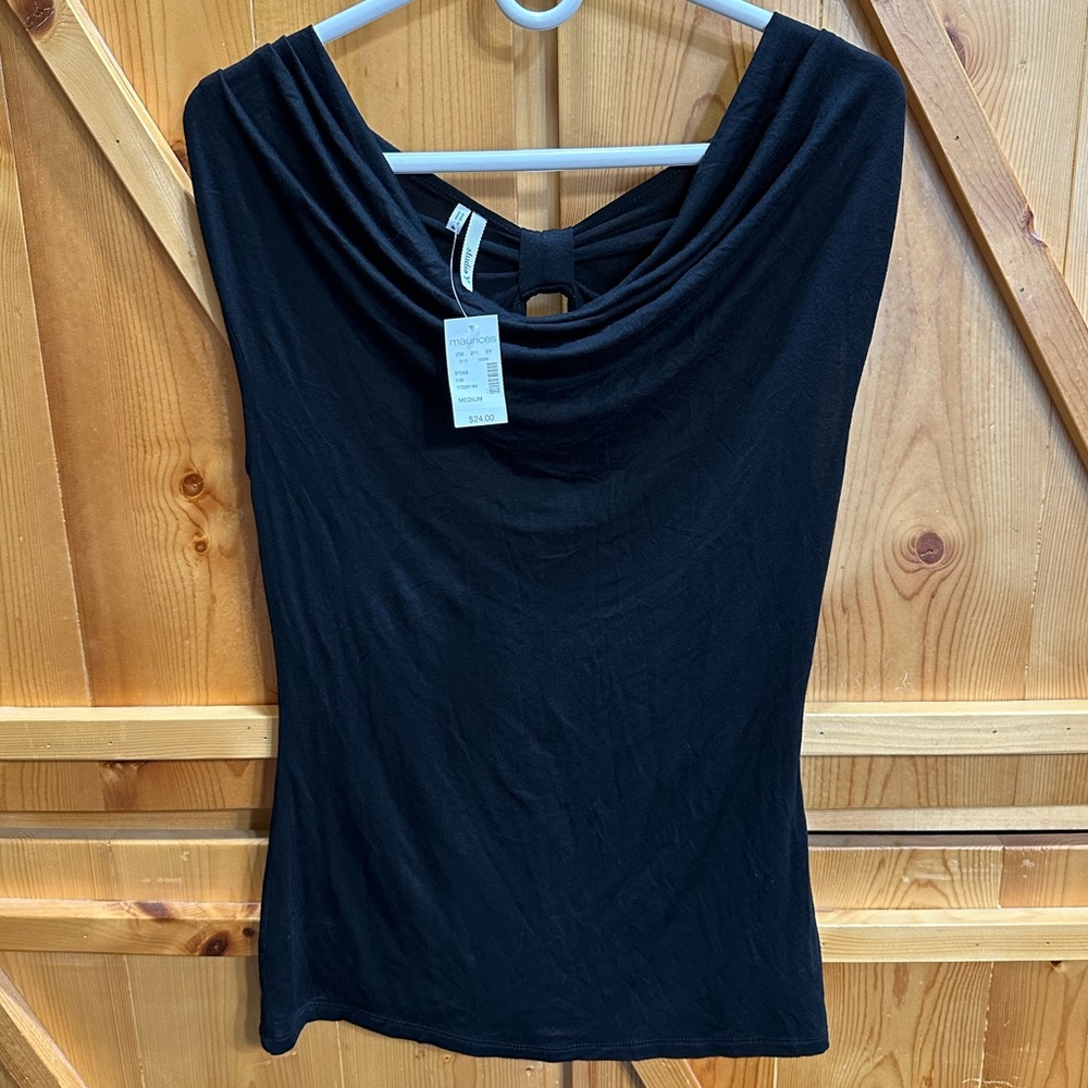 ⭐️NWT⭐️ Women’s Maurices Top with Keyhole Back - Med